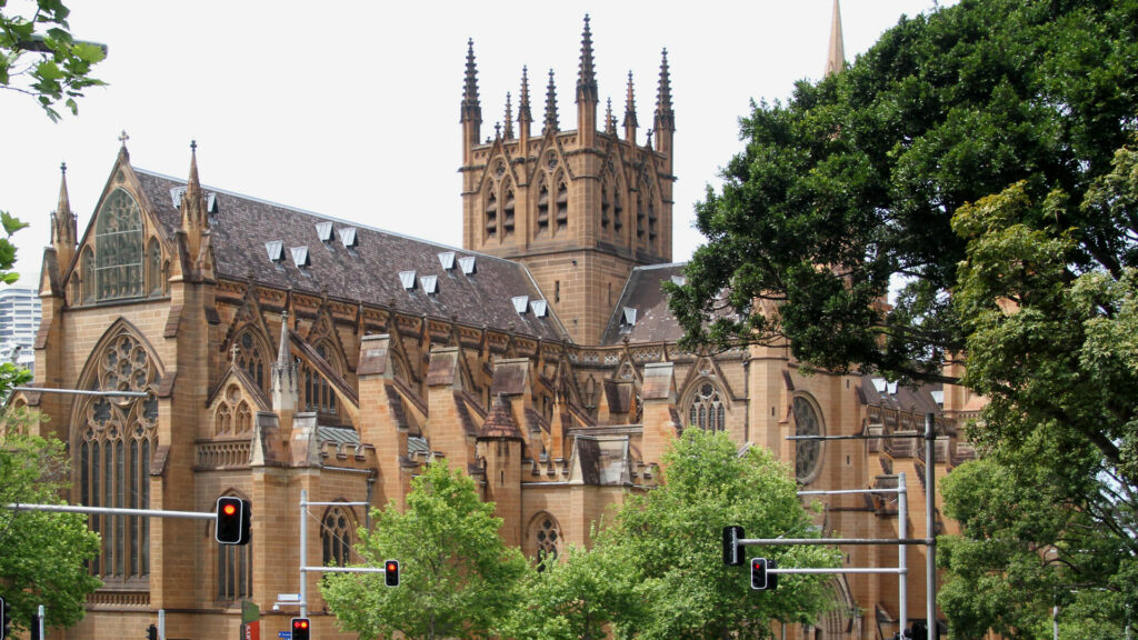 Die St.-Mary’s-Kathedrale liegt im Zentrum der Millionenstadt Sydney, östlich des Hyde Park, 
in einer ausgedehnten Grünanlage. | © Wikimedia/Tony Hisgett