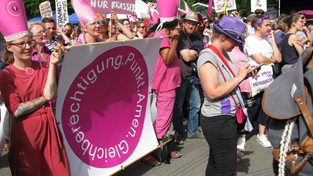 «Gleichberechtigung. Punkt. Amen.»: Die Forderung der Kirchenfrauen am Frauenstreik (Theaterplatz Basel, 14. Juni 2019). | © Christian von Arx