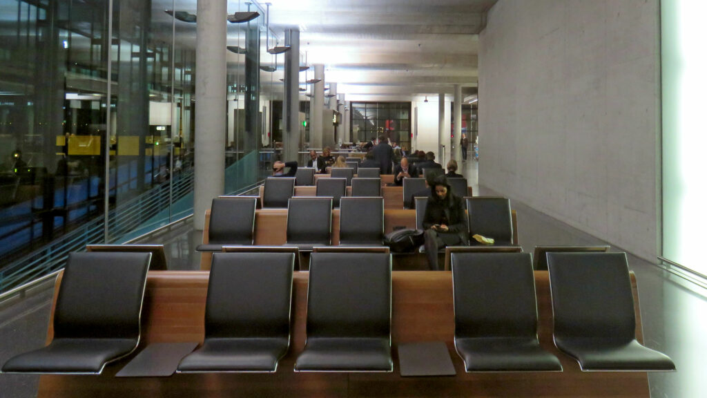 In Zeiten von Corona ein normaler Anblick: leere Plätze im Terminal des Flughafens Zürich-Kloten (Aufnahme vom 1.11.2018). | © PESP/wikimedia
