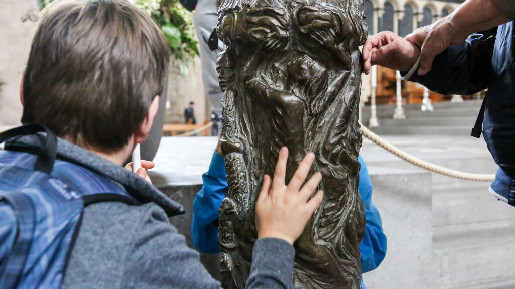 Sich mit den Händen überzeugen: Sehbehinderte ertasten die Ornamentik des Osterleuchters im Trierer Dom. | © kna-bild.de