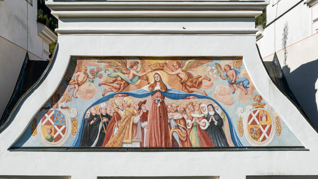 Die «Schutzmantelmadonna», das 1709 geschaffene Giebelbild an der südlichen Fassade der Klosterkirche, war vor der Restaurierung stark verwittert und zu einem grossen Teil nicht mehr lesbar. | © Fotos: Ralph Feiner, aus «Die Weisse Arche»