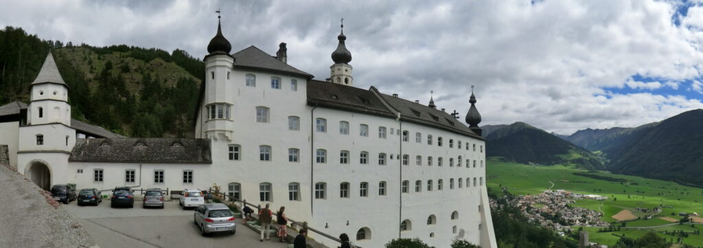 Mächtiger Bau oberhalb des Dorfes Burgeis im oberen Vinschgau: die Abtei Marienberg. | © Mattana/wikimedia