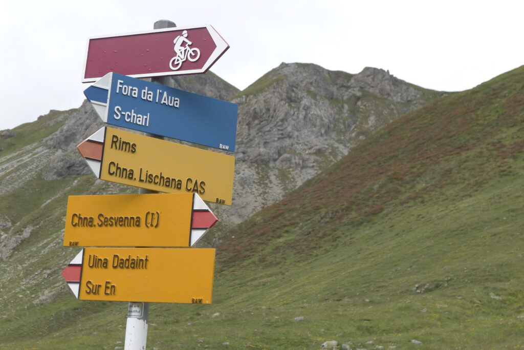 Wegweiser auf der Alp Sursass: Mehrere Routen führen in das Grenzgebiet zwischen dem Unterengadin und dem Vinschgau. | © Regula Vogt-Kohler