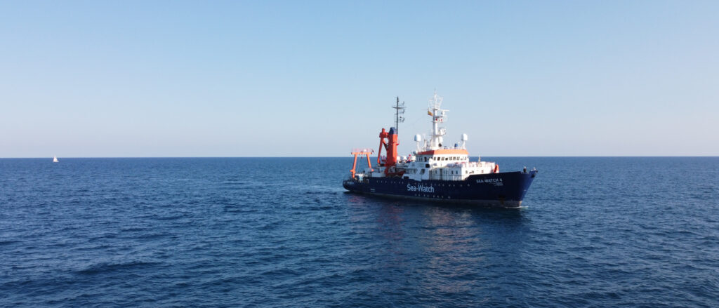 Das Seenotrettungsschiff Sea-Watch 4 ist am 15. August vom Hafen Burriana (Spanien) in See gestochen. Es ist aktuell das einzige Rettungsschiff, das auf dem Mittelmeer im Einsatz ist; die anderen Schiffe sind zumeist in Italien oder Malta festgesetzt, teils wegen angeblicher Mängel.  Auf der Sea-Watch 4 kümmert sich Ärzte ohne Grenzen um die medizinische Versorgung, die Organisation Sea-Watch betreibt das Schiff. Der Kauf des Schiffes wurde im Januar vom Bündnis United4Rescue ermöglicht, das 550 grosse und kleine Organisationen vereint, darunter die Evangelische Kirche in Deutschland. Die katholische Kirche in Deutschland hat für das Projekt einen «namhaften Betrag» zur Verfügung gestellt, die Schweizer Bischofskonferenz hat 10 000 Franken beigesteuert. kh | © Ruben Neugebauer/sea-watch.org