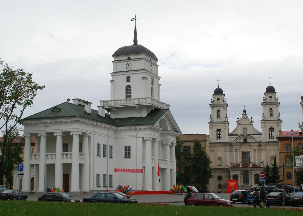 Die Mariä-Namen-Kathedrale in Minsk ist die Bischofskirche des Erzbistums Minsk-Mahiljou. Sie steht neben dem Altstädter Rathaus am Freiheitsplatz. | © wikimedia / Monk