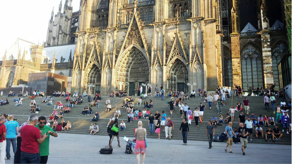 Aus der Zeit vor Corona: Der Kölner Dom war ein Anziehungspunkt für Touristen aus der ganzen Welt. | © Miguel Parramon/wikimedia 