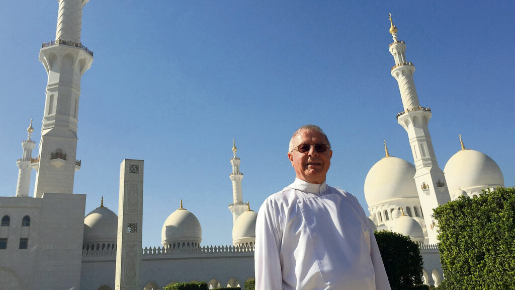 Der Schweizer Bischof Paul Hinder vor der Scheich-Zayid-Moschee in Abu Dhabi. | © Raphael Rauch/kath.ch