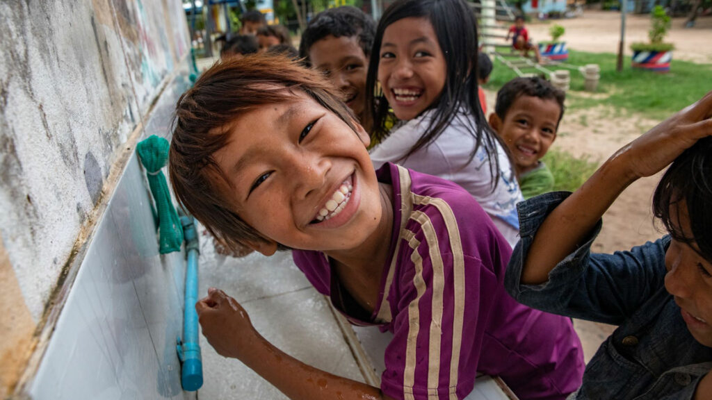 Kinder in Kambodscha lernen, wie sie sich mit korrektem Händewaschen und Desinfizieren vor dem Coronavirus schützen können. |  © Kathleen Hertel/Caritas Schweiz 