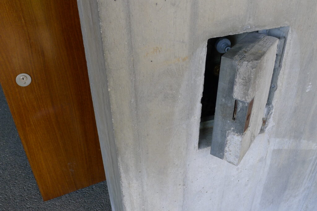 Konsequente Materialwahl: Auch dieses Türchen, das einen Wasseranschluss verbirgt, ist aus Beton gefertigt. | © Regula Vogt-Kohler