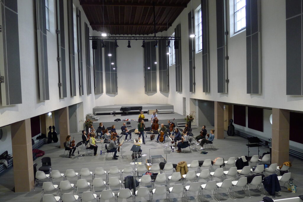 Musikzentrum statt Gottesdienste: Der Hauptraum der profanierten Kirche Don Bosco in Basel dient als Probe- und Konzertsaal. | © Regula Vogt-Kohler