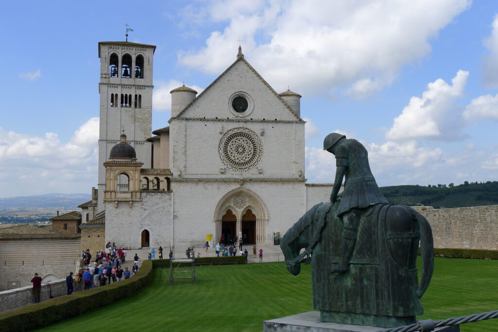 Die Statue des heiligen Franz vor der Basilika San Francesco in Assisi. | © Regula Vogt-Kohler