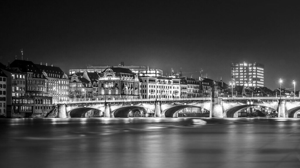 Nächtliches Basel. Auch in der Stadt kann man Stille in verschiedenen Formen erleben. | © zVg