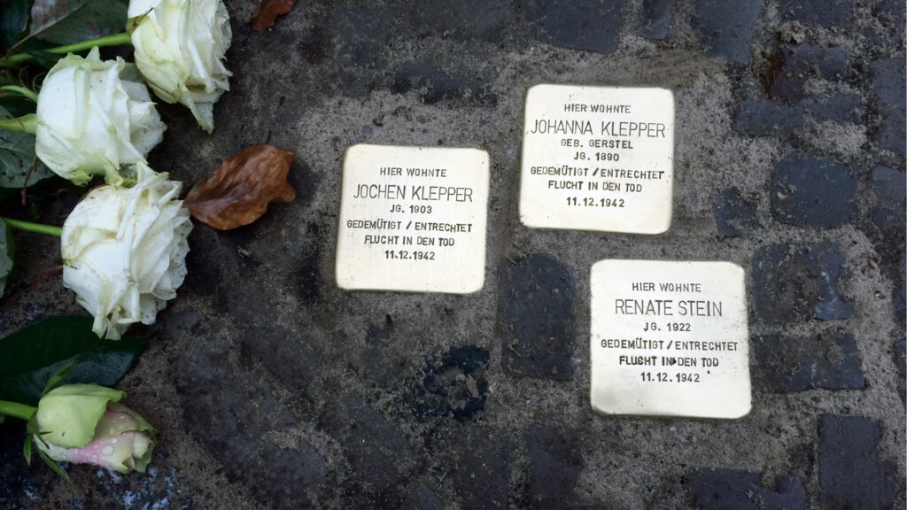 Niemals vergessen! Stolpersteine für Jochen Klepper, Johanna Klepper und Renate Stein in Berlin-Nikolassee. | © akg-images/Regina Müller