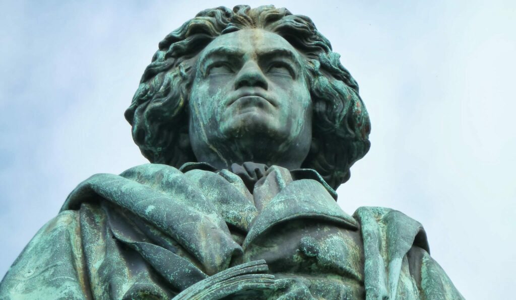 Seinen genauen Geburtstag kennen wir nicht, aber sein Tauftag ist belegt: Vor 250 Jahren, am 17. Dezember 1770, wurde Ludwig van Beethoven in Bonn getauft. Das «Ta-Ta-Ta-Taaa», mit dem die 5. Sinfonie beginnt, gehört zu den bekanntesten Motiven der Musik überhaupt. 1792 zog er nach Wien, wo er bis zu seinem frühen Tod 1826 blieb. Schon als 27-Jähriger litt er unter Schwerhörigkeit, mit 48 Jahren war er taub, dennoch komponierte er weiter. In Bonn erinnert neben dem Beethovenhaus (beethoven.de) eine Statue auf dem Münsterplatz (unser Bild) an den berühmtesten Sohn der Stadt. | © Farlac / wikimedia