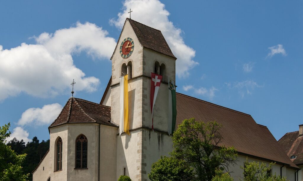 Die römisch-katholische Nikolauskirche in Dittingen. | © wikimedia/Roland Zumbuehl 