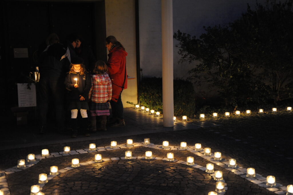 Nur noch wenige Tage dauert es bis zur Aktion «Eine Million Sterne». Am Samstag, 12. Dezember setzen Kerzen ein leuchtendes Zeichen gegen Armut in der Schweiz. «Jede Kerze, die angezündet wird, ruft uns in Erinnerung, dass in der reichen Schweiz mehr als 1 200 000 Menschen an oder unter der Armutsgrenze leben», hält das Hilfswerk Caritas fest. Wegen Corona ist Solidarität gefragter denn je. Mehr dazu hier: www.einemillionsterne.ch| © Archiv kh