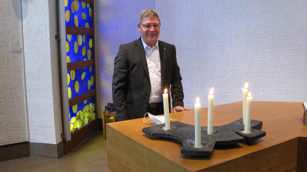 Der Solothurner Regierungsrat Roland Fürst in der ökumenischen Kirche Flüh; die Kerzen stehen für die fünf Gemeinden des Solothurnischen Leimentals. | © Christian von Arx