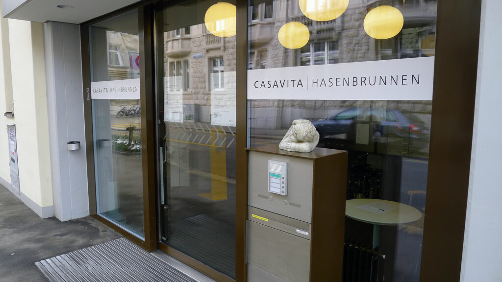 Eingang zum Alters- und Pflegeheim Casavita Hasenbrunnen in Basel: Corona sorgt für Einschränkungen beim Zutritt. | © Regula Vogt-Kohler