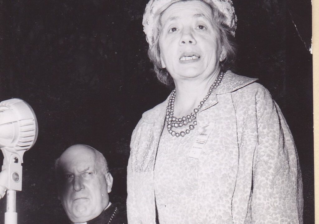 Ein sprechendes Bild: Mit kritischem Blick verfolgt Bischof Franz von Streng die Rede von Zentralpräsidentin Yvonne Darbre an der DV des Schweizerischen Katholischen Frauenbundes von 1962. | © SKF