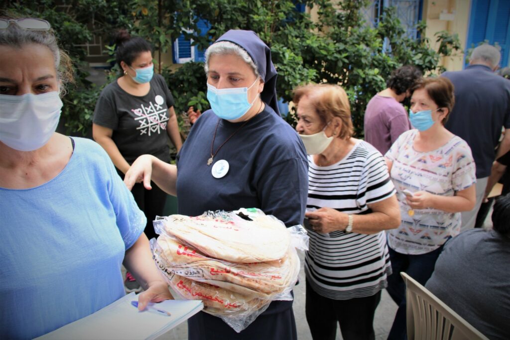 Eine Ordensschwester verteilt im christlichen Viertel von Beirut Lebensmittel an bedürftige Menschen.| © Kirche in Not (ACN) 