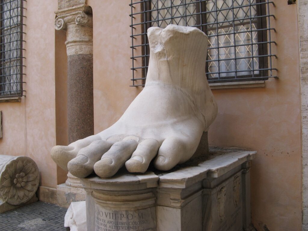 Teil einer Kolossalstatue des römischen Kaisers Konstantin. Dieser hat in der Geschichte einen grossen Fussabdruck hinterlassen. So geht die (mehr oder weniger) noch heute geltende Sonntagsruhe auf einen Erlass Konstantins aus dem Jahr 321 zurück. | © Yair Haklai / wikimedia