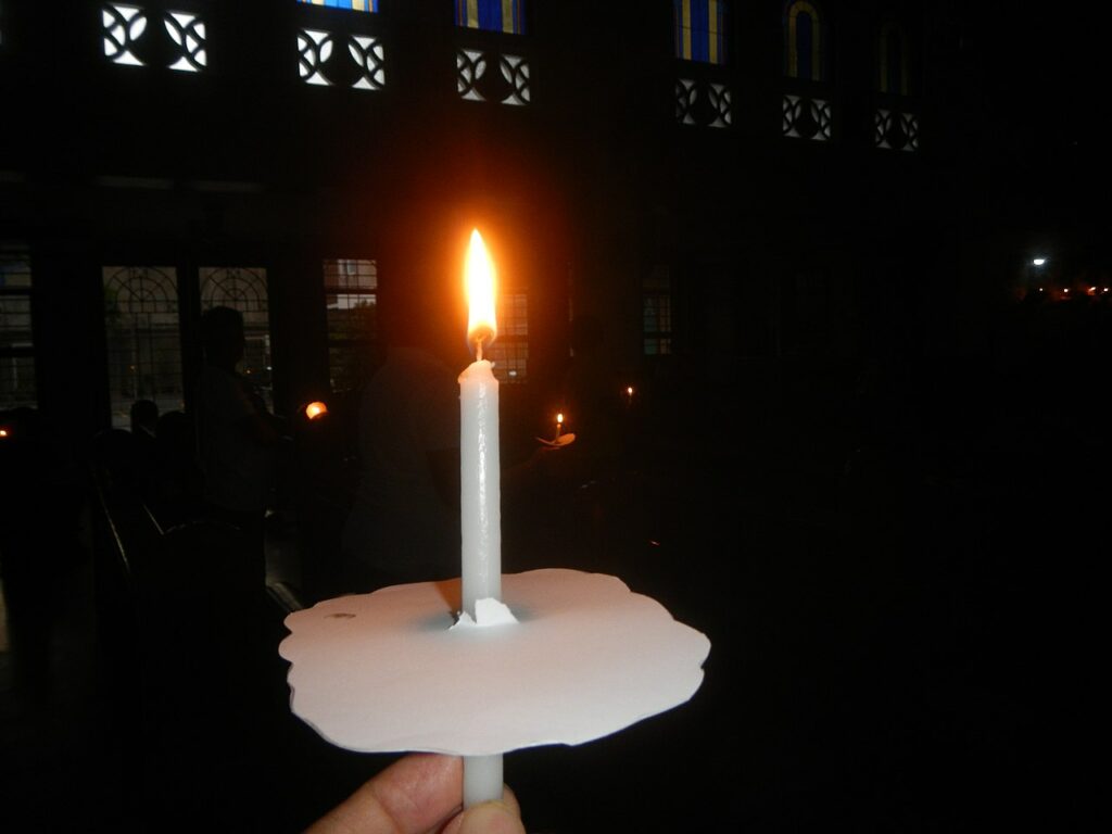 In der Osternacht darf das Osterlicht von Kerze zu Kerze weitergegeben werden, die Kerzen wandern aber nicht von Hand zu Hand. |  Judgefloro/wikimedia