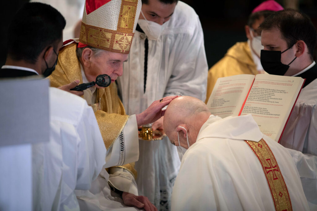 Joseph M. Bonnemain wird von Kardinal Kurt Koch gesalbt und damit zum Bischof
geweiht. | © Christoph Wider, forum – Pfarrblatt der katholischen Kirche im Kanton Zürich