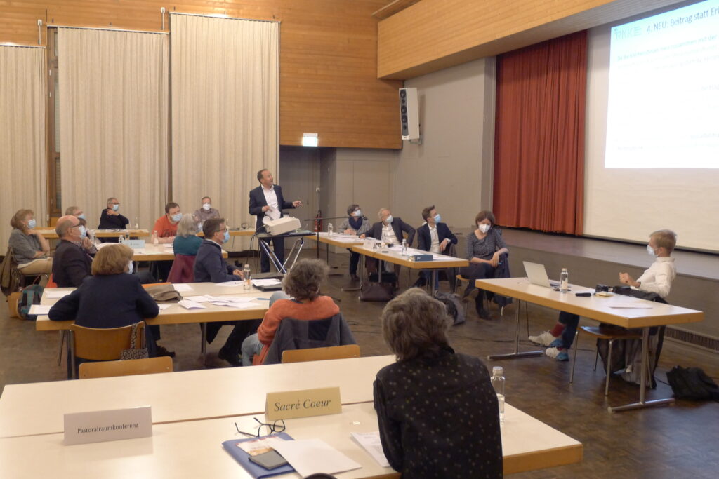 Die Budgetsitzung im November 2020 fand als Videokonferenz statt. Jetzt tagte die Synode der römisch-katholischen Kirche Basel-Stadt wieder physisch, mit Maske und Abstand. | © Regula Vogt-Kohler 