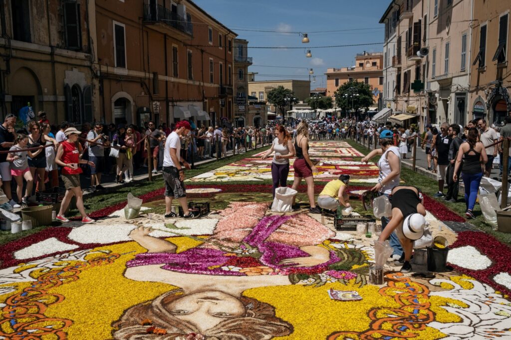 Seit 1778 kennt die Kleinstadt Genzano in den Albaner Bergen südöstlich von Rom die Tradition der «Infiorata»: Aus Abertausenden roten, rosa, weissen, blauen oder gelben Blüten legen Menschen einen riesigen Blumenteppich mit fantastischen Motiven für die Fronleichnamsprozession in den Strassen. Im Jahr 2020 fiel das Blumenwunder wegen der Pandemie aus. Dieses Jahr besteht Anlass zur Hoffnung, dass die Via Italo Belardi in Genzano am Fronleichnamsfest (3. Juni) wieder so aussieht wie auf diesem Bild vom 23. Juni 2019 (Bild). | © kna-bild.de