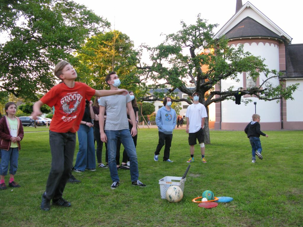 Auf der Wiese der katholischen Kirche Sissach spielte die JuBla-Schar mit Kindern und Jugendlichen unter anderem Brennball. | © Christian von Arx