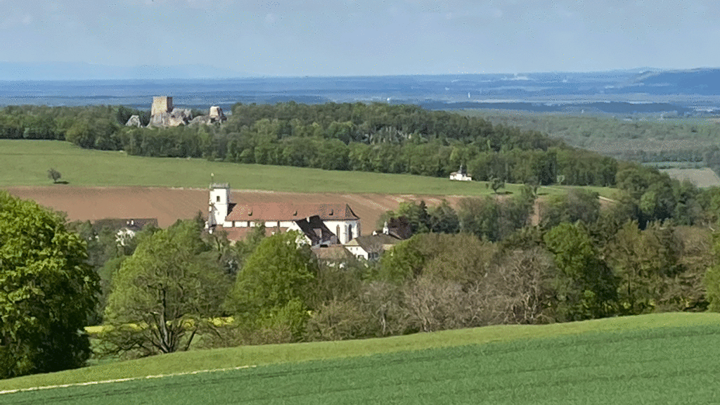 Auch die Umgebung lädt zu einem Besuch des Klosters Mariastein ein (im Hintergrund: Ruine Landskron, Kapelle St. Anna). | © Regula Vogt-Kohler