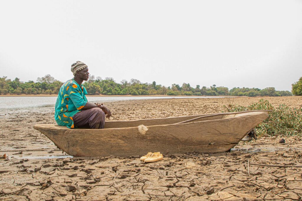 Früher hat Modeste Traoré vom Fischfang gelebt. Da der Wegnia-See in Mali langsam austrocknet, muss er jetzt in der Landwirtschaft ein Auskommen suchen. Mali, 2021. | © John Kalapo/Caritas Schweiz