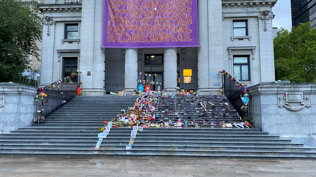 Trauriges Gedenken: 215 Paar Schuhe vor der Vancouver Art Gallery erinnern an die Kinder, deren sterbliche Überreste man auf dem Gelände eines ehemaligen Internats in Kamloops (Kanada) gefunden hat.| © wikimedia/Frozemint