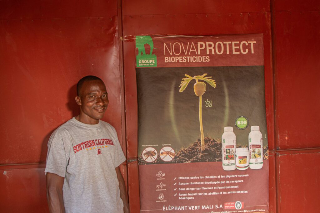 In seinem kleinen Laden im Dorf verkauft Diarra seine Bio-Dünger, mit denen auf den ausgelaugten Böden nachhaltig Erträge erwirtschaftet werden können. | © John Kalapo/Caritas Schweiz