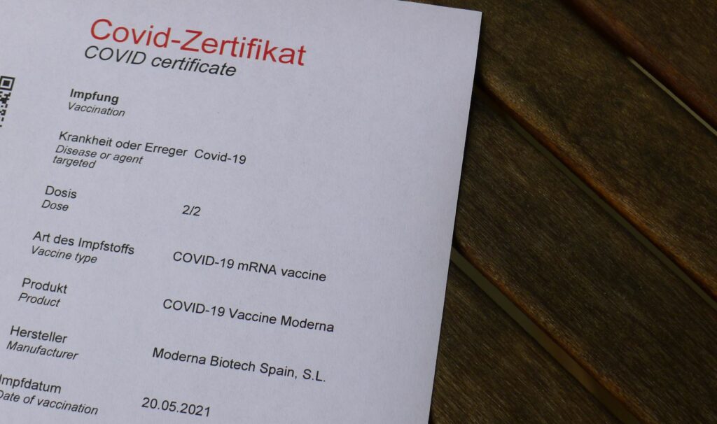 Das Dokument der Stunde: ein Covid-Zertifikat, welches die Impfung bescheinigt. Achtung: Es ist nur gegen Vorlage eines Ausweisdokumentes gültig! | © Regula Vogt-Kohler