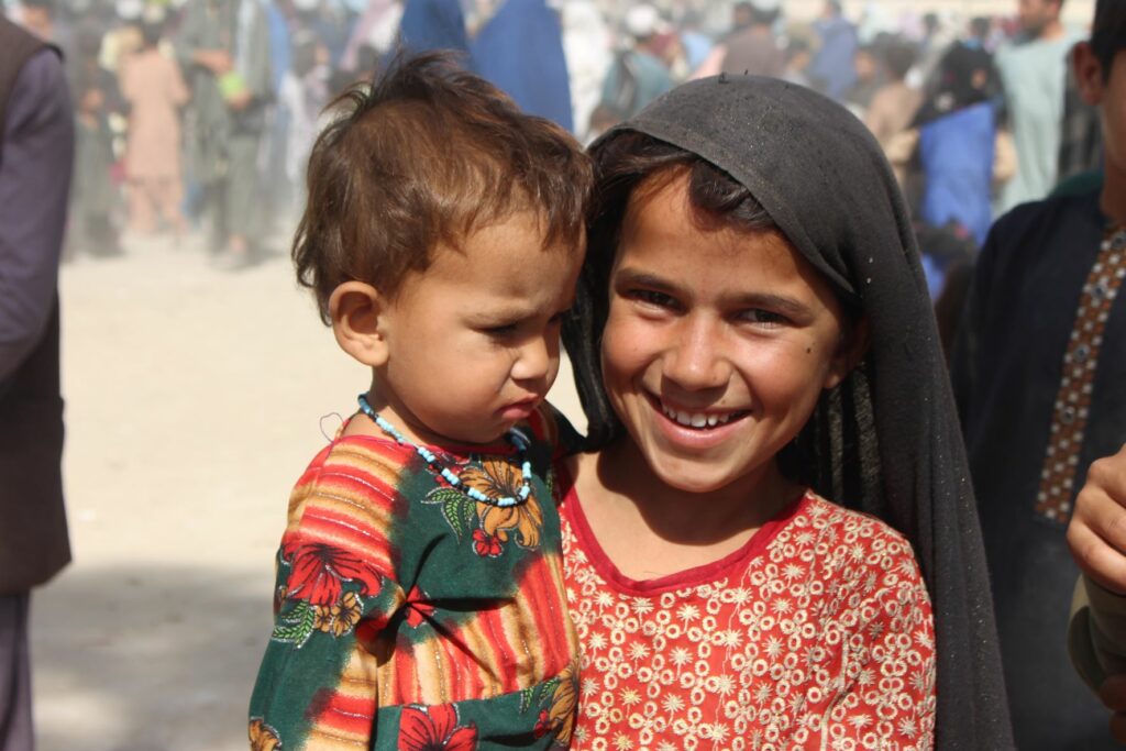 Unter dem Konflikt in Afghanistan leiden auch viele Kinder. Arifa (7) und Safa (2) haben ihren Vater verloren und leben zusammen mit ihrem Bruder und ihrer Mutter in einem Flüchtlingslager. | © Unicef Afghanistan