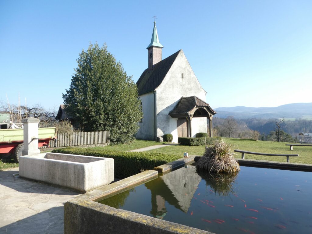 St.-Wendelins-Kapelle in Kleinblauen mit dem grossen Brunnen. | © Dominik Wunderlin