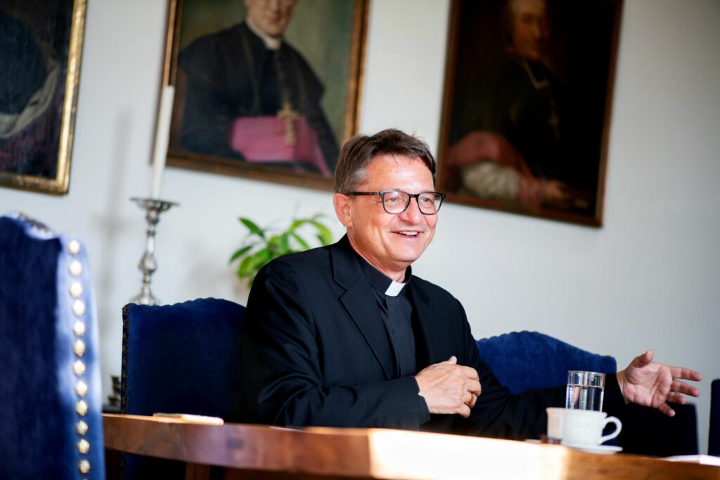 «Ich bin ganz begeistert davon!» Bischof Felix Gmür setzt grosse Hoffnungen in den jetzt beginnenden synodalen Prozess. | © Fabienne Bühler