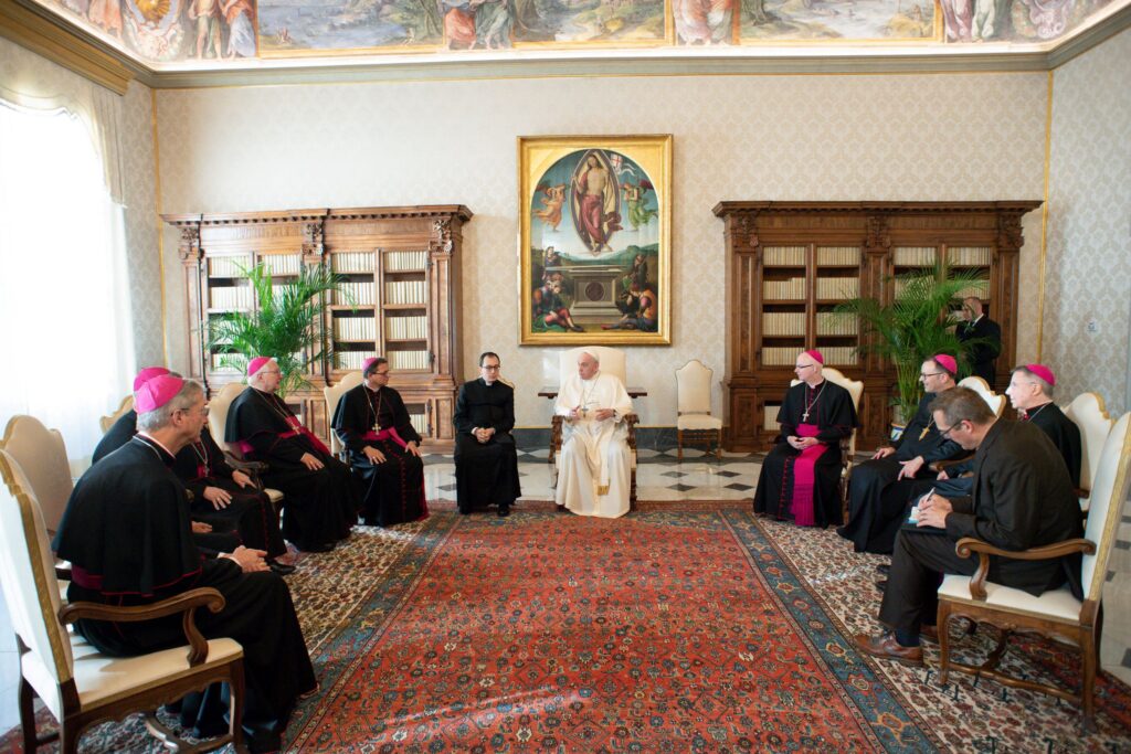 Die Mitglieder der Schweizer Bischofskonferenz am 26. November im Gespräch mit Papst Franziskus. | © KNA-Bild
