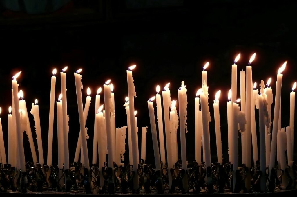 Kerzen bringen Licht in dunklen Zeiten und öffnen Räume der Hoffnung. | © Rosel Eckstein/pixelio.de 