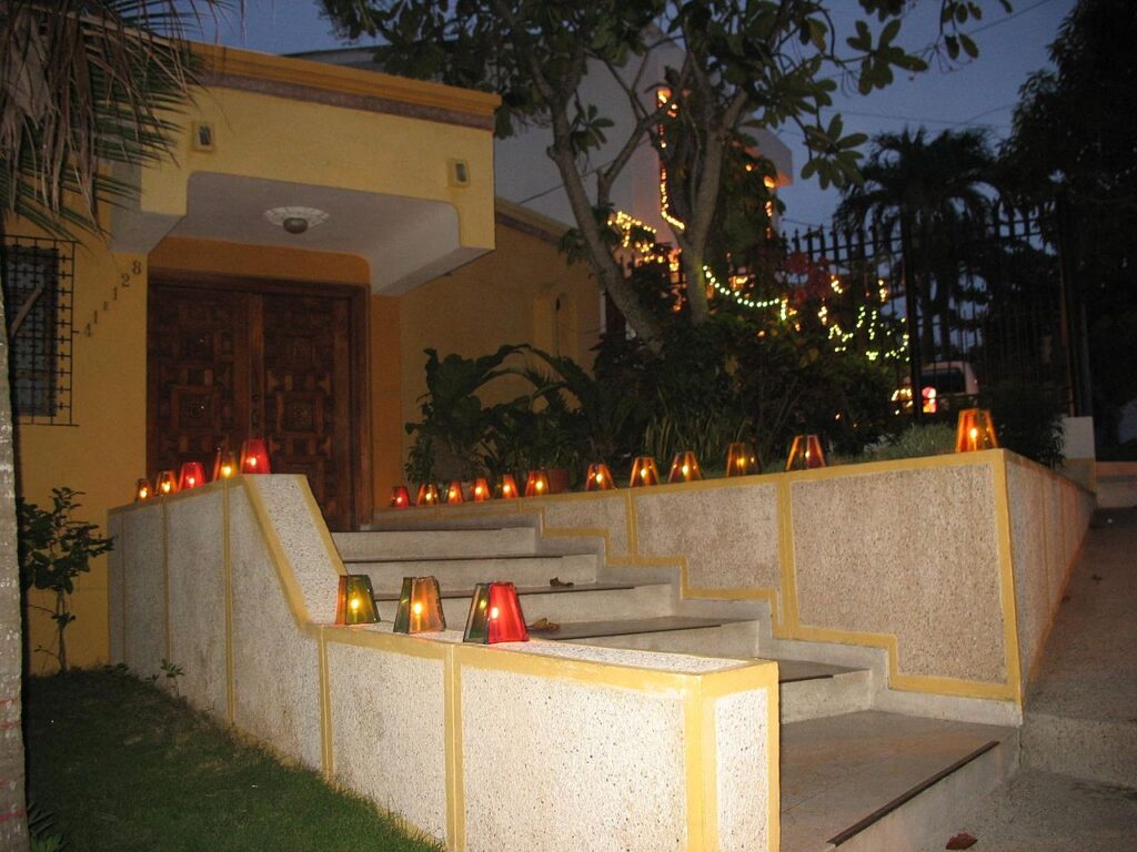Am Vorabend des Festes von Mariä Empfängnis, vom 7. auf den 8. Dezember, feiern die Menschen in Kolumbien die «noche de las velitas», die Nacht der Kerzen. Überall, an Strassen, auf Plätzen, in Pärken, in und vor Gebäuden wie zum Beispiel vor diesem Wohnhaus in der Hafenstadt Baranquilla, brennen Kerzen und Laternen. Diese sollen Maria den Weg leuchten, damit sie die Häuser findet und sie segnet. | © Jdvillalobos/wikimedia