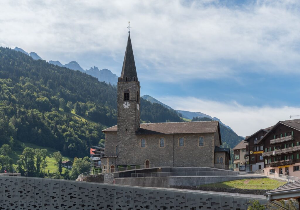 Markant: die Kirche Sainte Marie-Madeleine in Troistorrents am Eingang zum Val d’Illiez. | © wikimedia/Krysztof Golik 