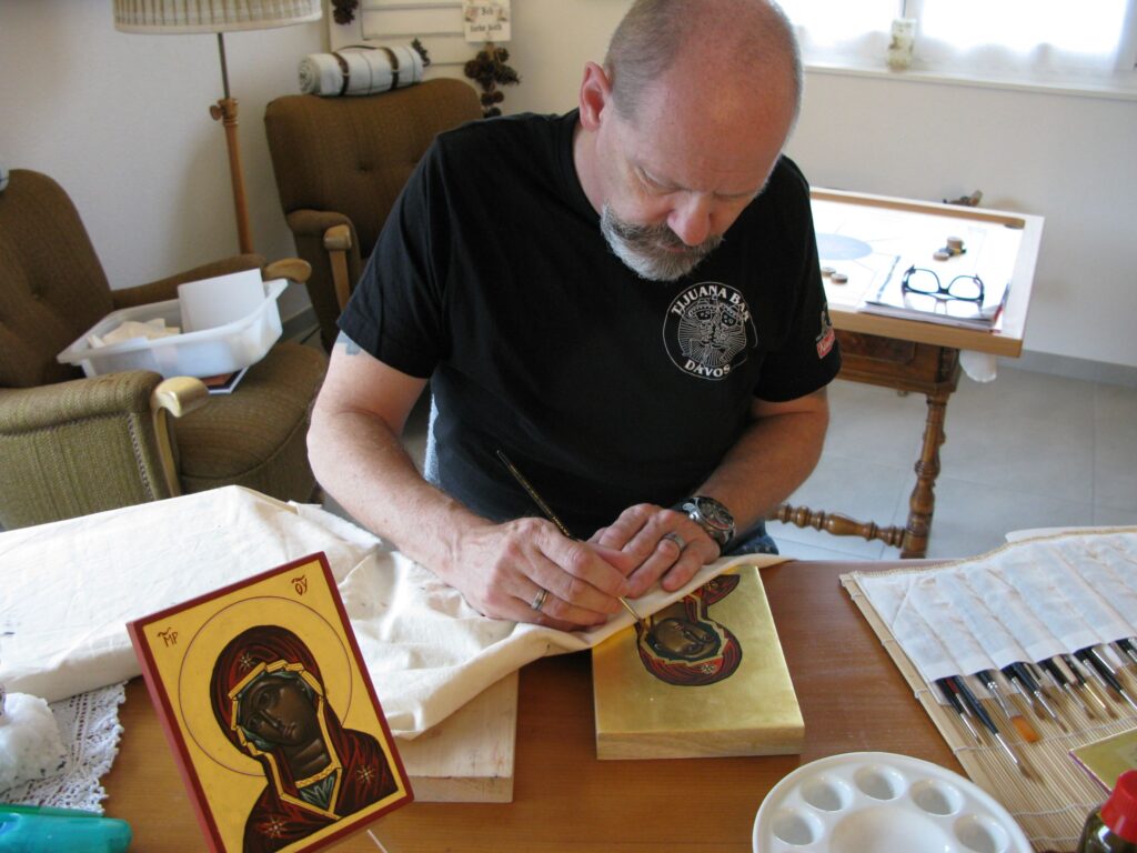 Hier arbeitet René Brodbeck an einer Ikone von Johannes dem Täufer. Im Vordergrund links seine Marien-Ikone. | © Christian von Arx
