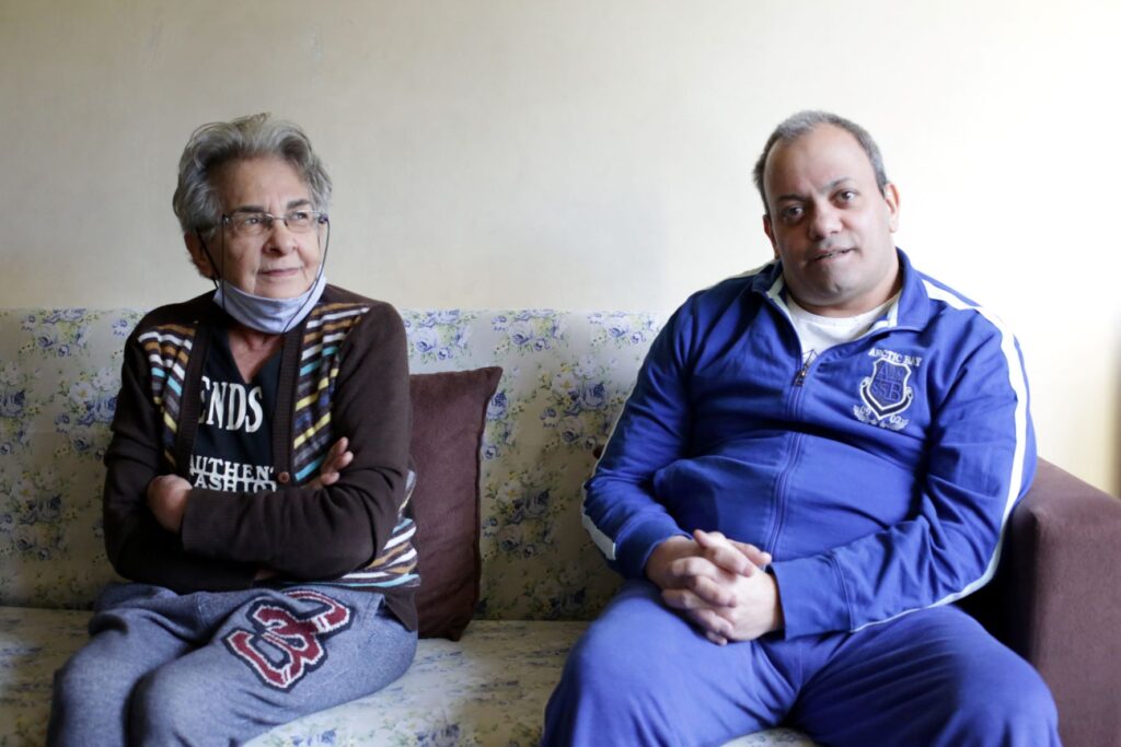 Shahid und seine Mutter Georgette sind gesundheitlich stark eingeschränkt. Die Krise des Libanon macht das Überleben noch viel schwieriger. | © Ghislaine Heger/Caritas Schweiz 