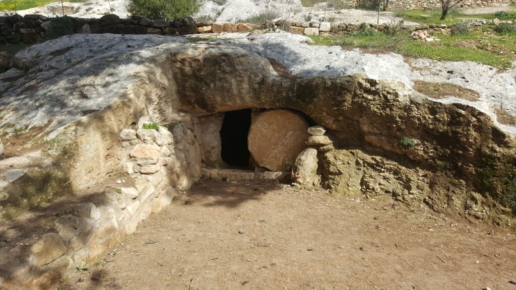 Der Stein ist weggewälzt: Nachbildung des Grabes Jesu im Freilichtmuseum Nazareth Village in Israel. | © lehollaender/pixabay.com