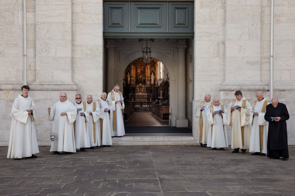 Abt Peter von Sury und die Mönchsgemeinschaft empfingen die Pilger am Eingang zur Basilika. | © Christoph Gysin