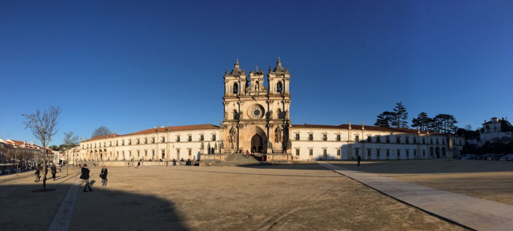Unermessliche Weite: Kloster Alcobaça nördlich von Lissabon, ehemalige Zisterzienserabtei mit der grössten Kirche Portugals. | © Sergei Gussev/wikimedia