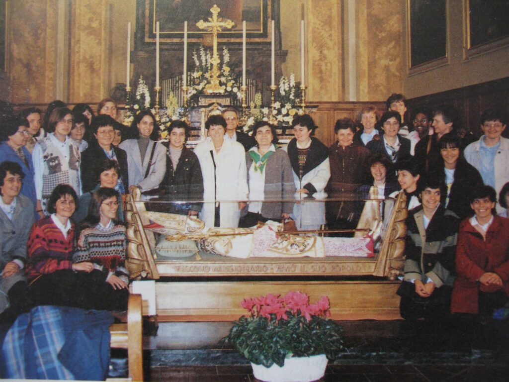 Auf der Rückreise von der Seligsprechung in Rom 1997 besuchten Missionarinnen Scalabrinis Grab in Piacenza, unter ihnen Mirella Martin (in der rechten Bildhälfte die erste von links in der hintersten Reihe). | © cva/Aus dem Buch «Giovanni Battista Scalabrini Beato», Roma 1998.  
