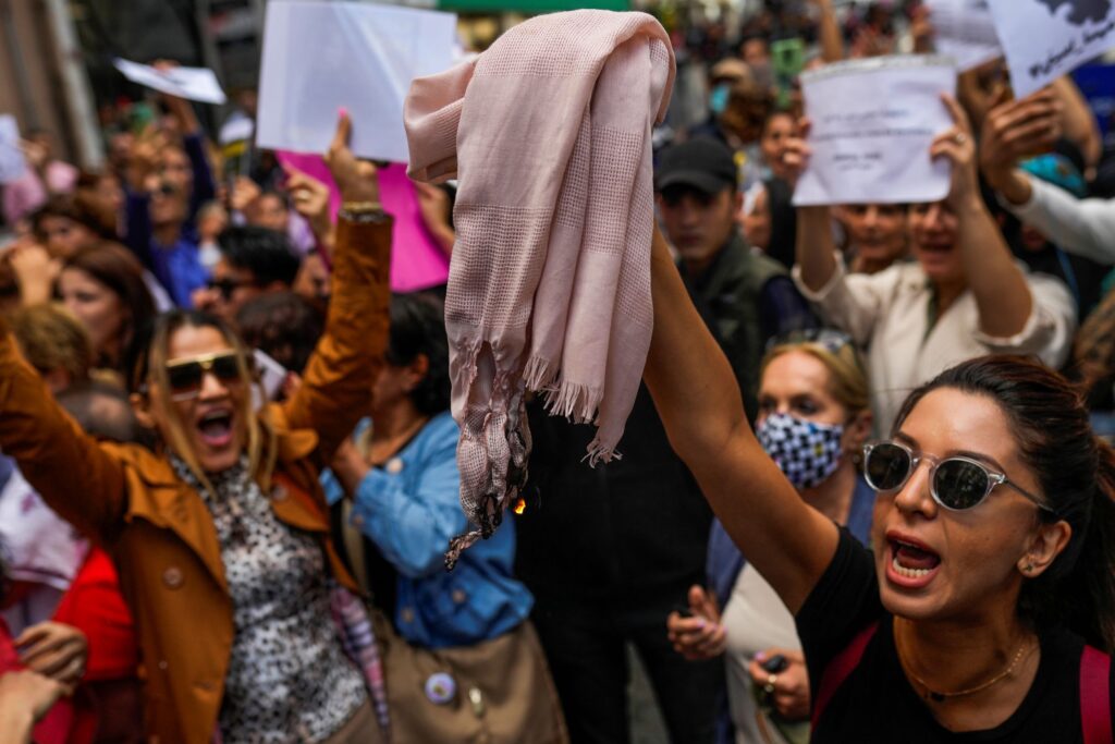 In Istanbul hält diese Frau zum Protest gegen den Tod von Mahsa Amini ein Kopftuch in die Höhe (Aufnahme vom 21. September). | © AP Photo/Francisco Seco