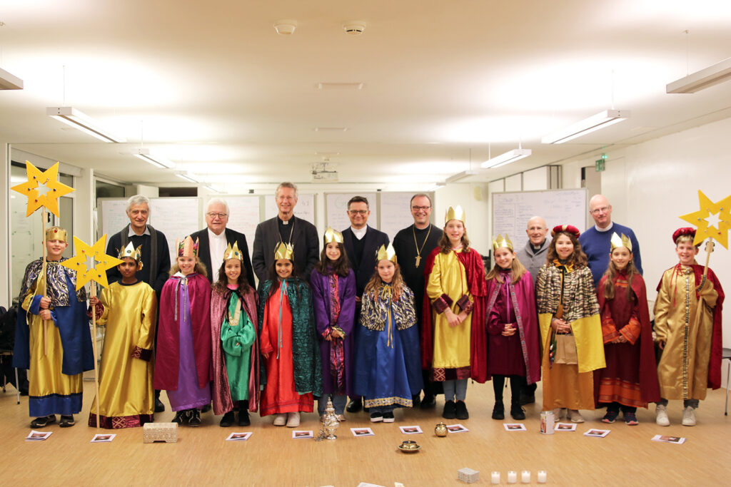 Die Schweizer Bischöfe und Abt Urban Federer mit den Sternsingerinnen und Sternsingern aus Reinach BL. | © Missio, Siegfried Ostermann